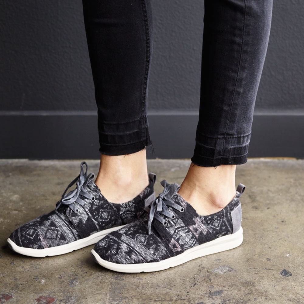Toms with laces